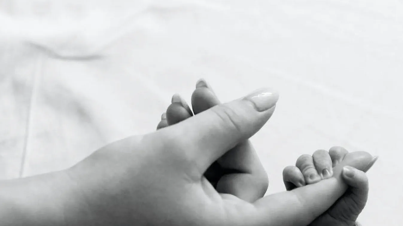 Hamarabb megszületett a magyar műsorvezető kisfia, fotót tett közzé