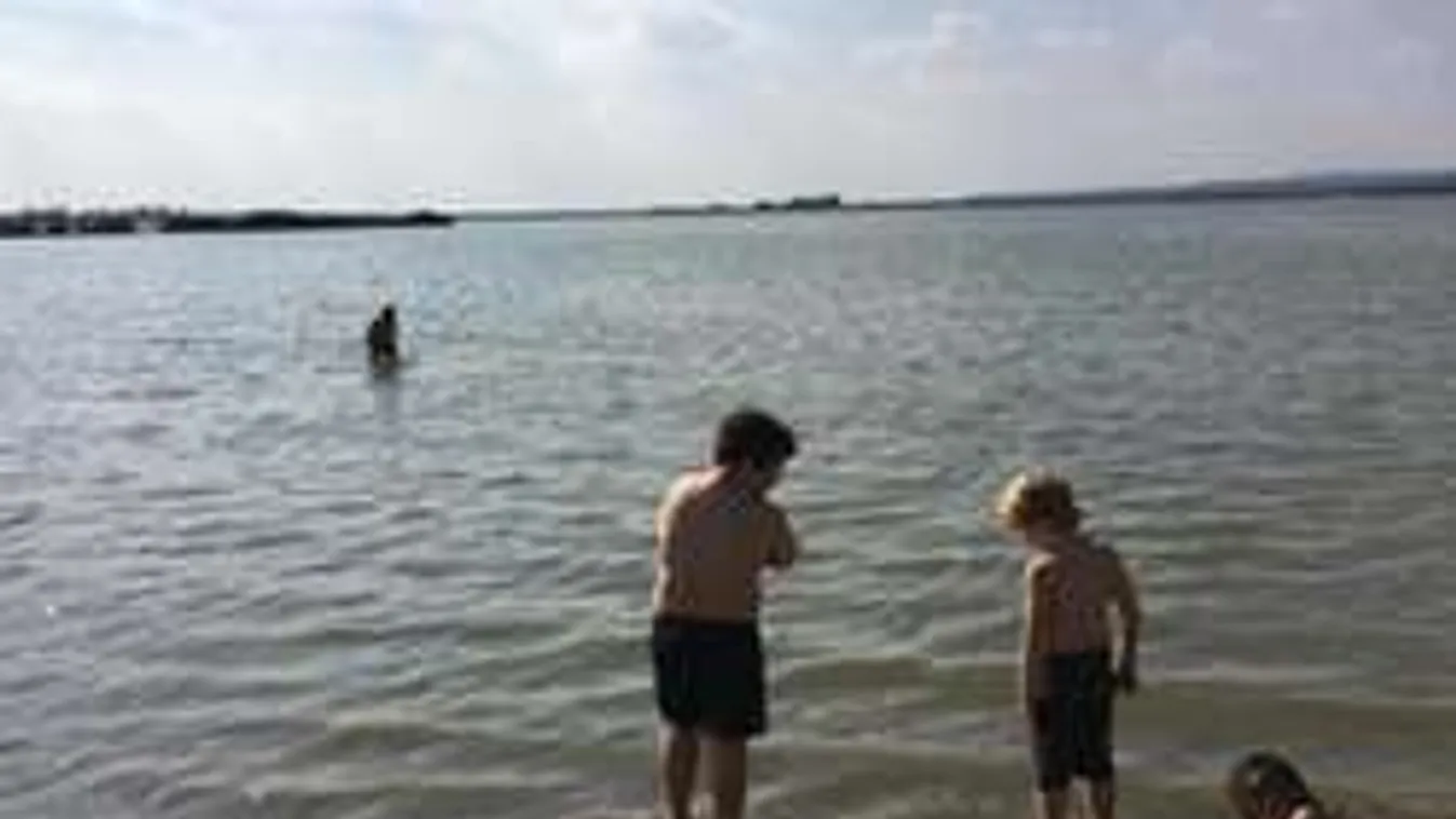 Októberi nyár: így fürdenek, napoznak a Velencei-tónál