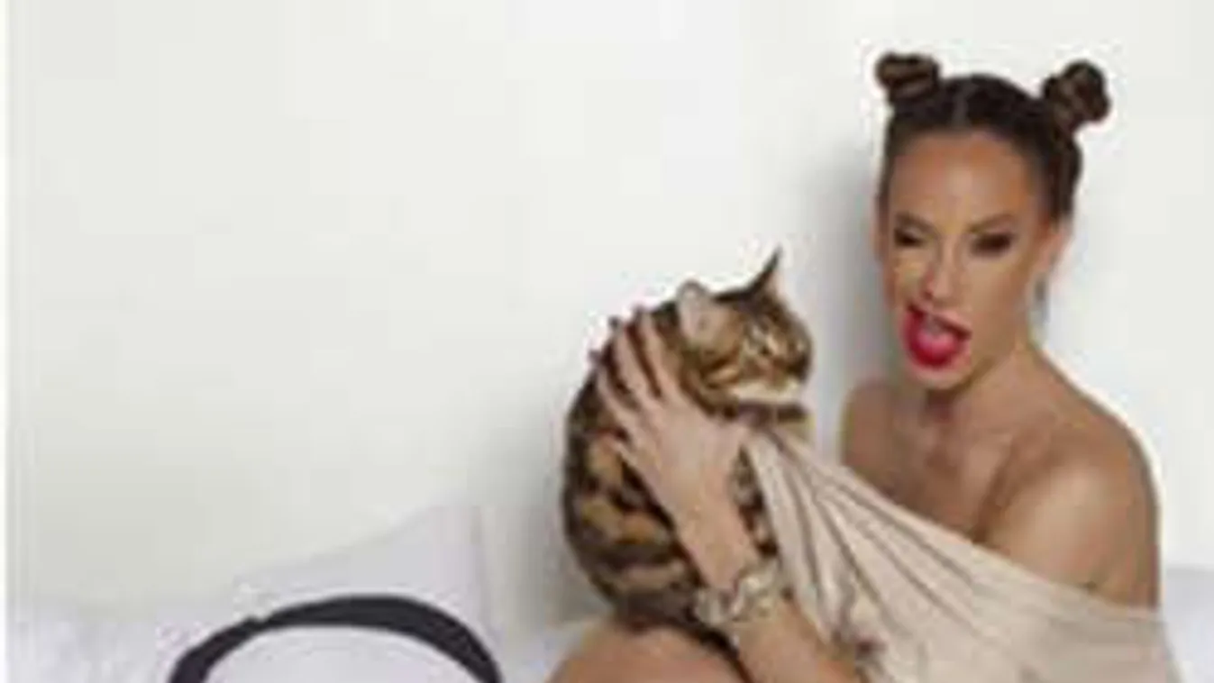 Valami van Vajna Tímea lábai közt...