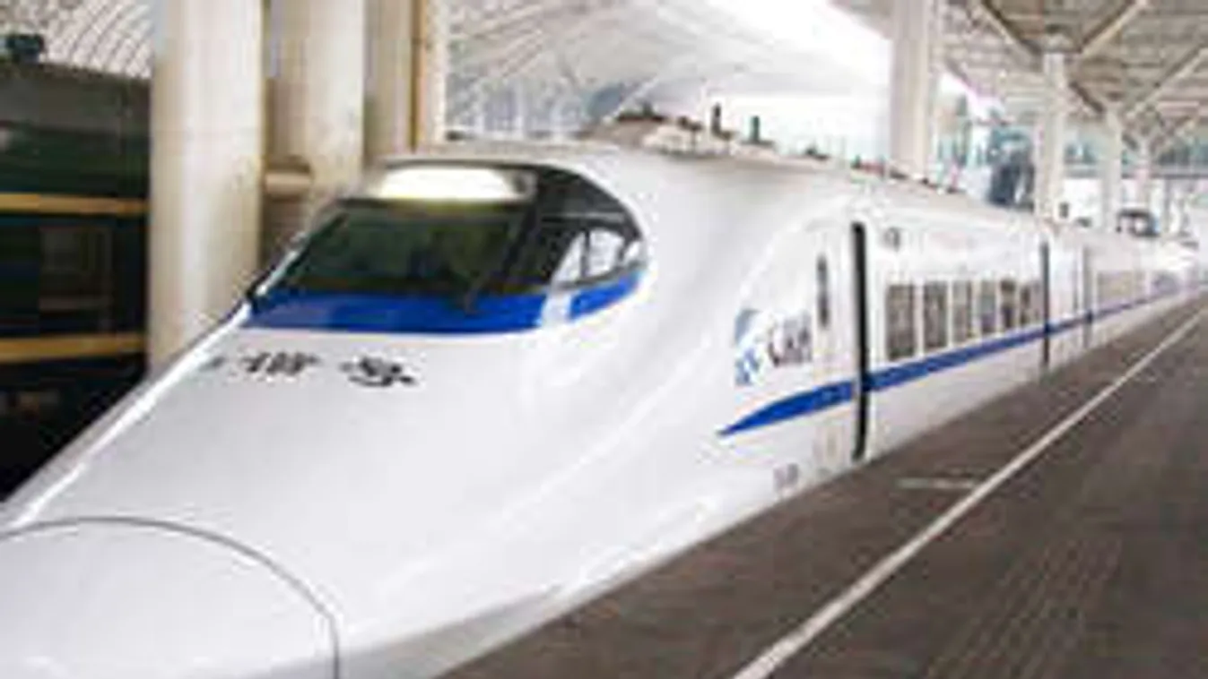 Sokkoló: A vonat tetején rohangált, áramütésben meghalt!