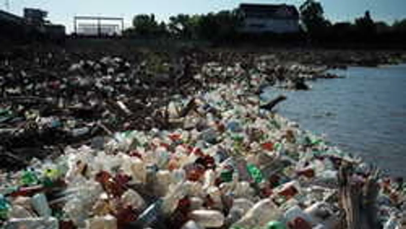 Három focipályányi szemét úszik a Tiszában