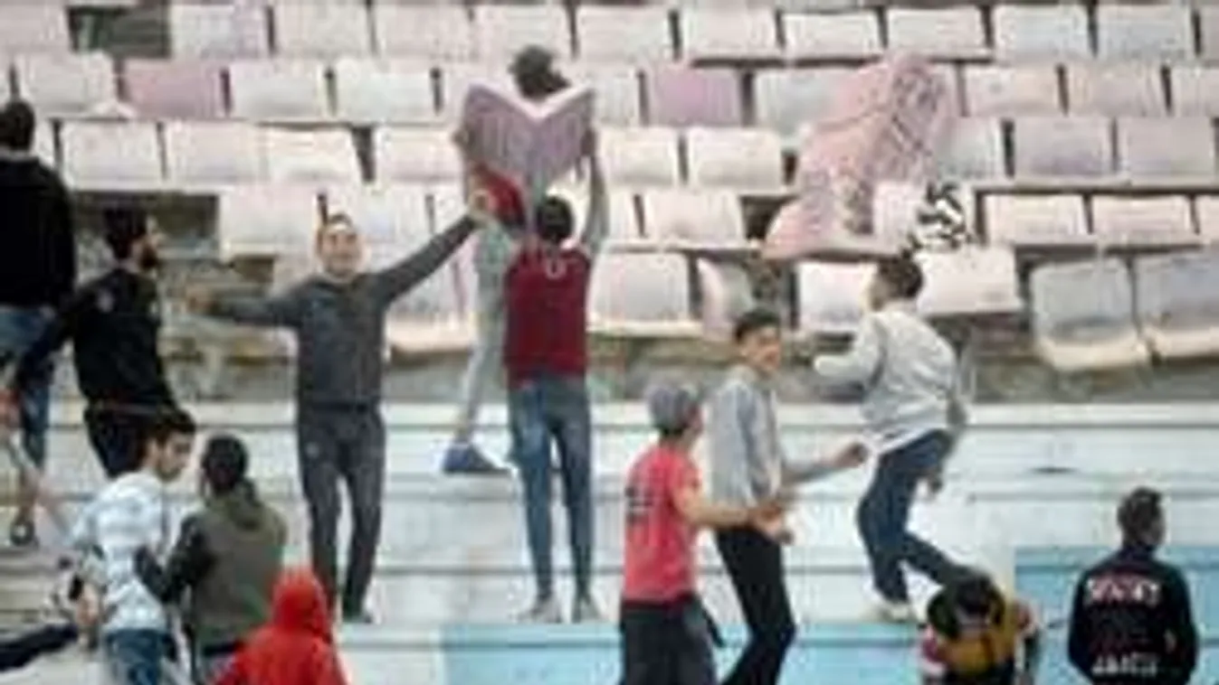 Káosz, összecsaptak a rendőrökkel a párizsiak