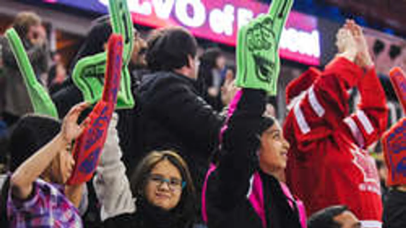 Hidegrázós magyar Himnusz-előadás egy tinitől Kanadában - videó