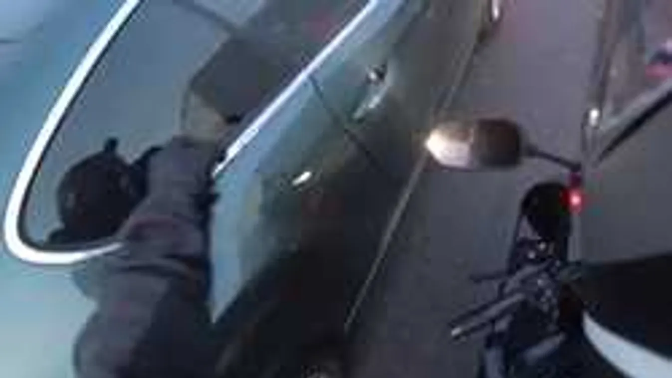 Kidobta a szemetet a kocsiból a luxusautós, így állt rajta bosszút a motoros - videó!