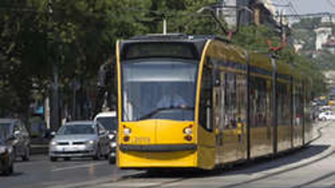 Fényes nappal tapogatták a fiatal lány mellét a 4-es 6-os villamoson!