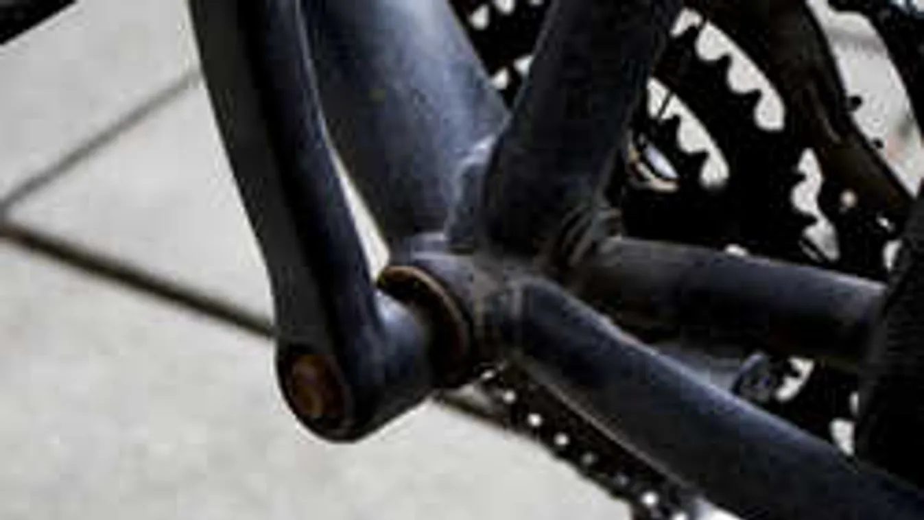 Felfoghatatlan, egy szó nélkül kocsik elé lökött egy idős nénit a kiskunhalasi fiatal