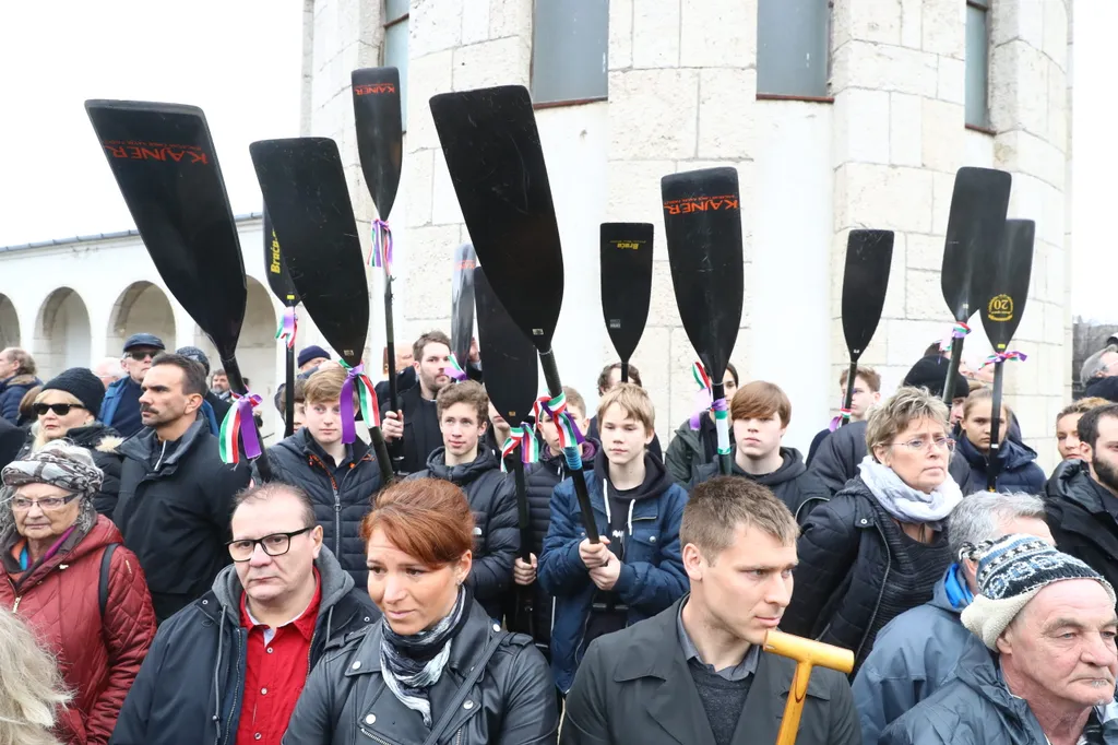 A fiatalok kenulapáttal érkeztek