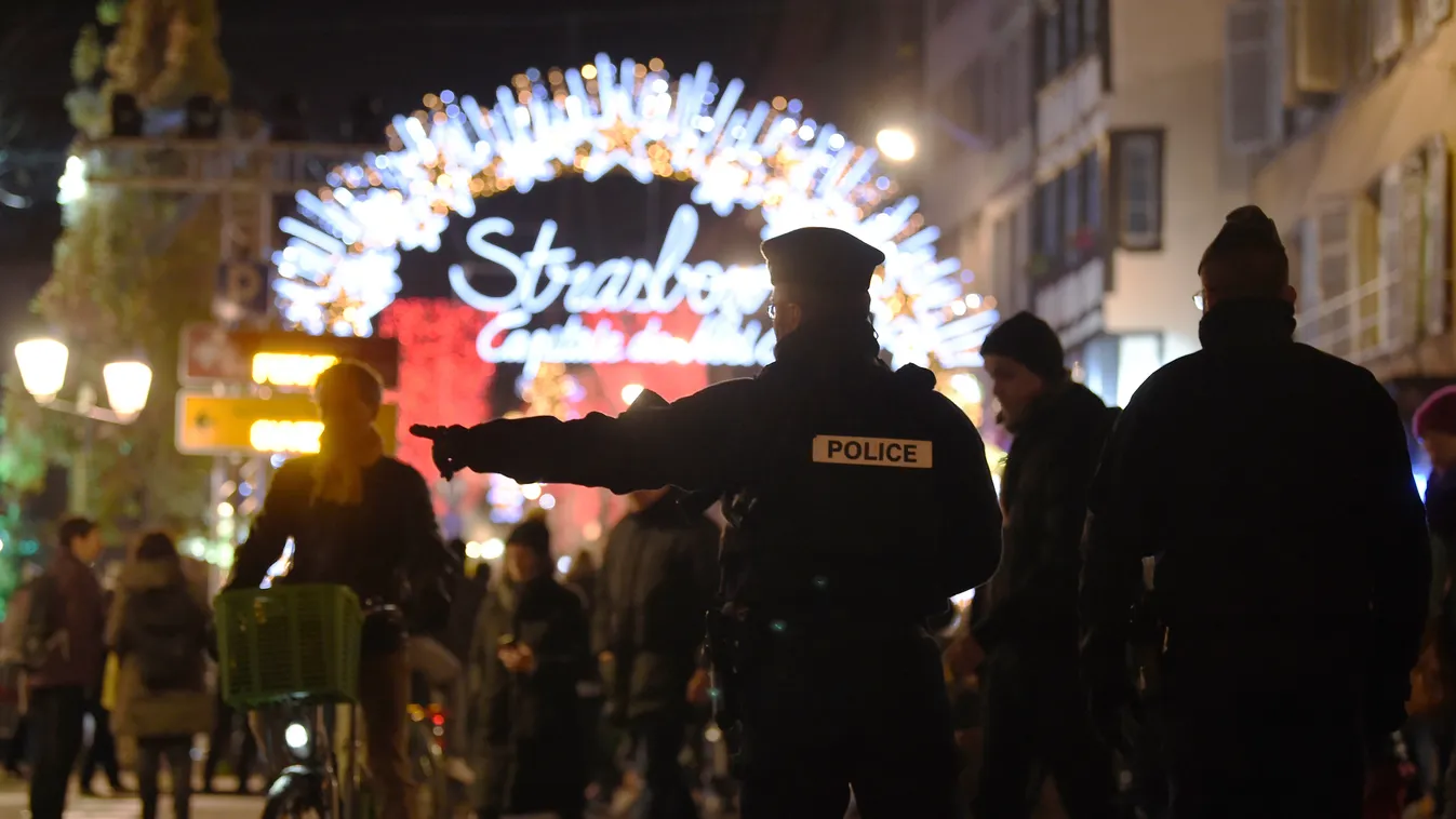 Az Iszlám Állam jelével szelfiztek migránsok a karácsonyi vásárban