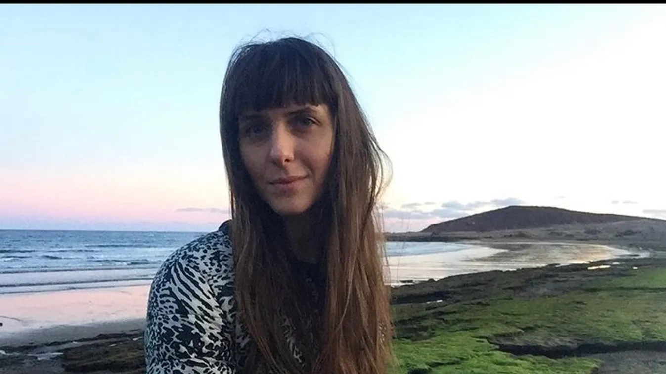 Nincs melltartó a magyar színésznőn? Sejtelmes fotót posztolt