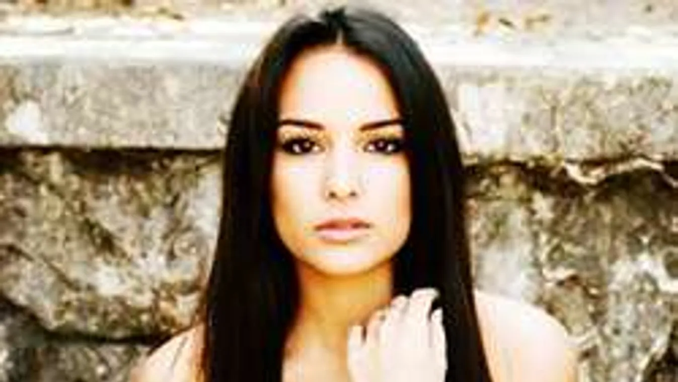 Tökéletes ciciket villant a világbajnok focista lánya! - fotók