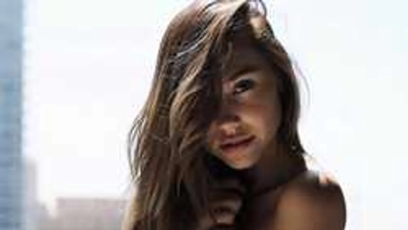 Ruhátlanul hempereg a vadítóan dögös világsztár