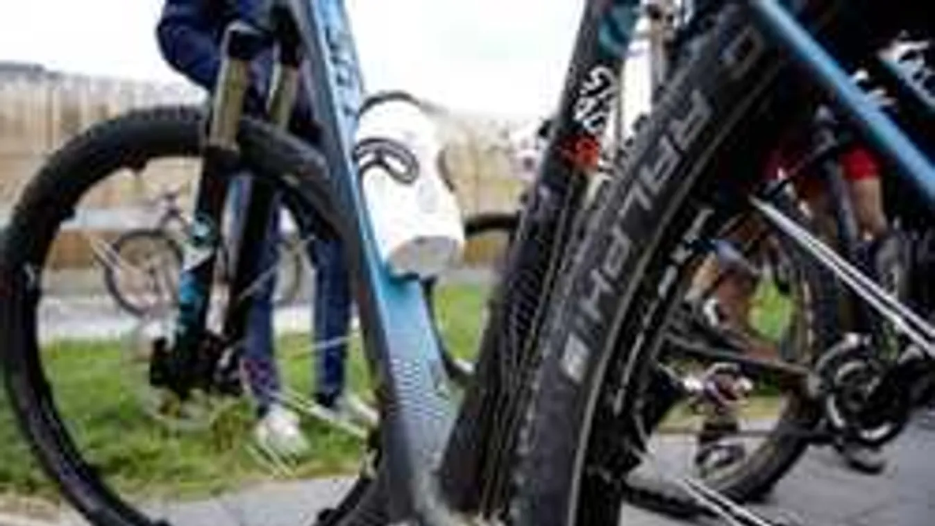 Brutális baleset: a 16 éves versenyzőt átszúrta a pálya egyik darabja