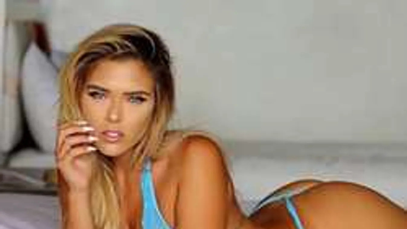 Meztelenül az ágyban, mindenét felfedte a nagy mellű szurkolólány