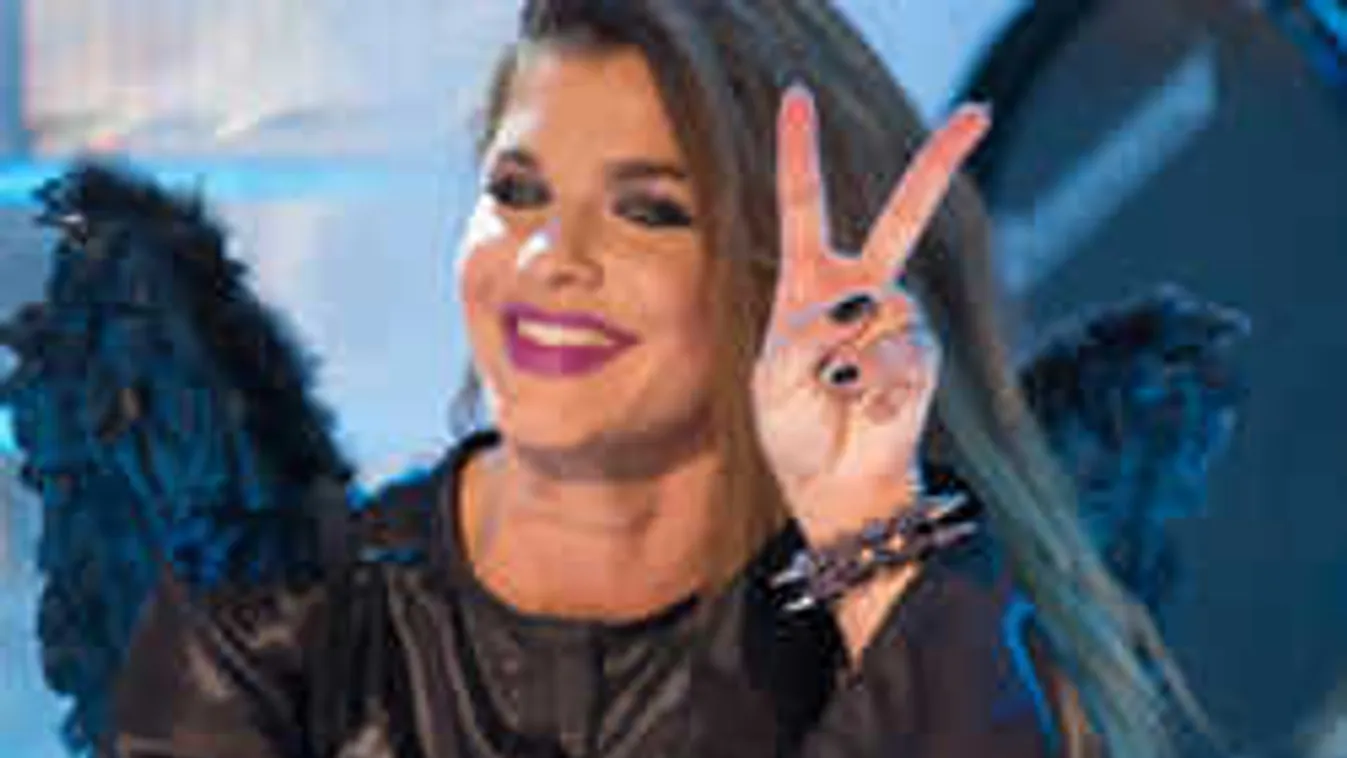 Alul semmiben tarol Dér Heni az interneten