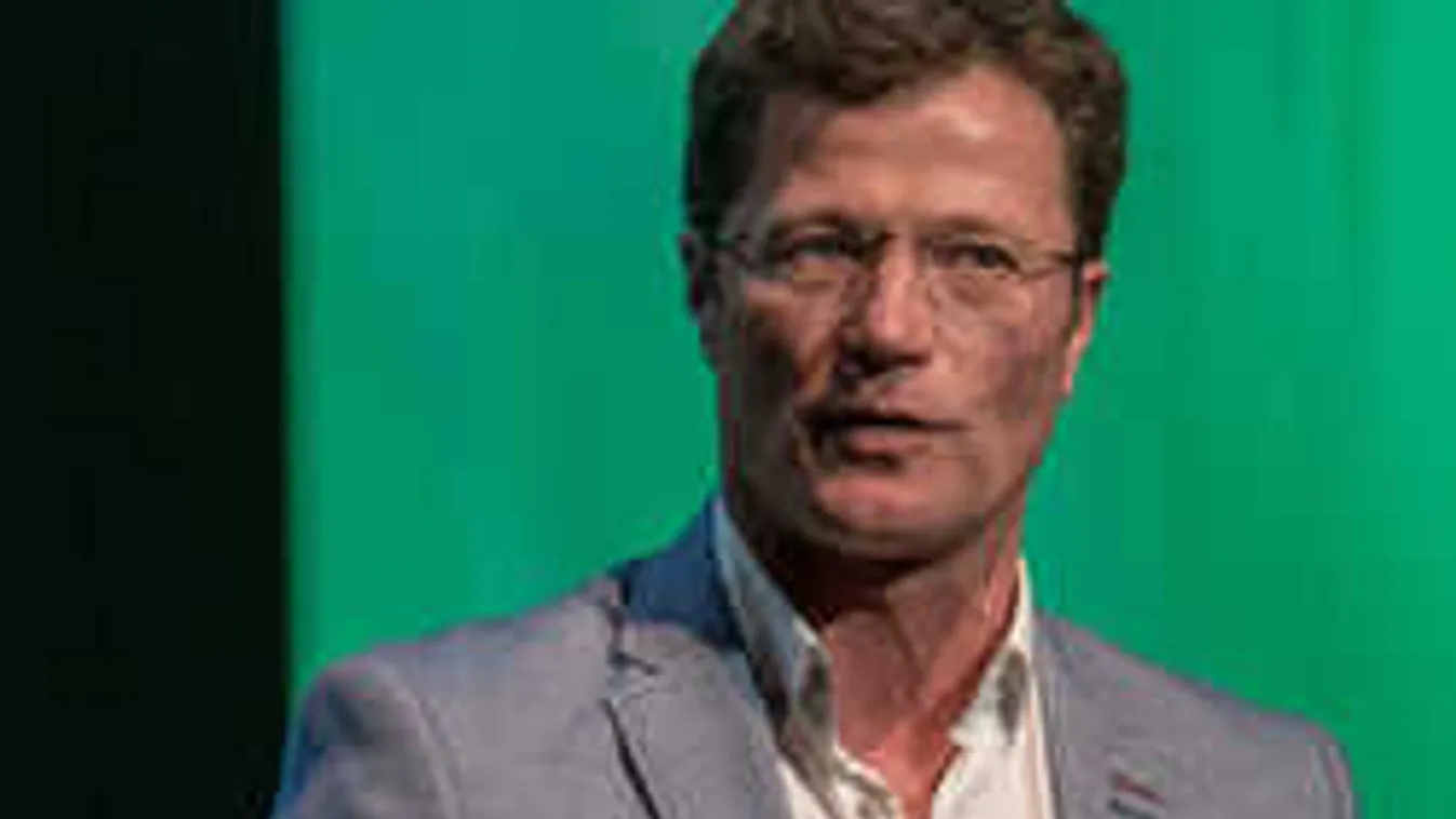 Döbbenetes fotó Stohl Andrásról: így néz ki kisminkelve, nőként