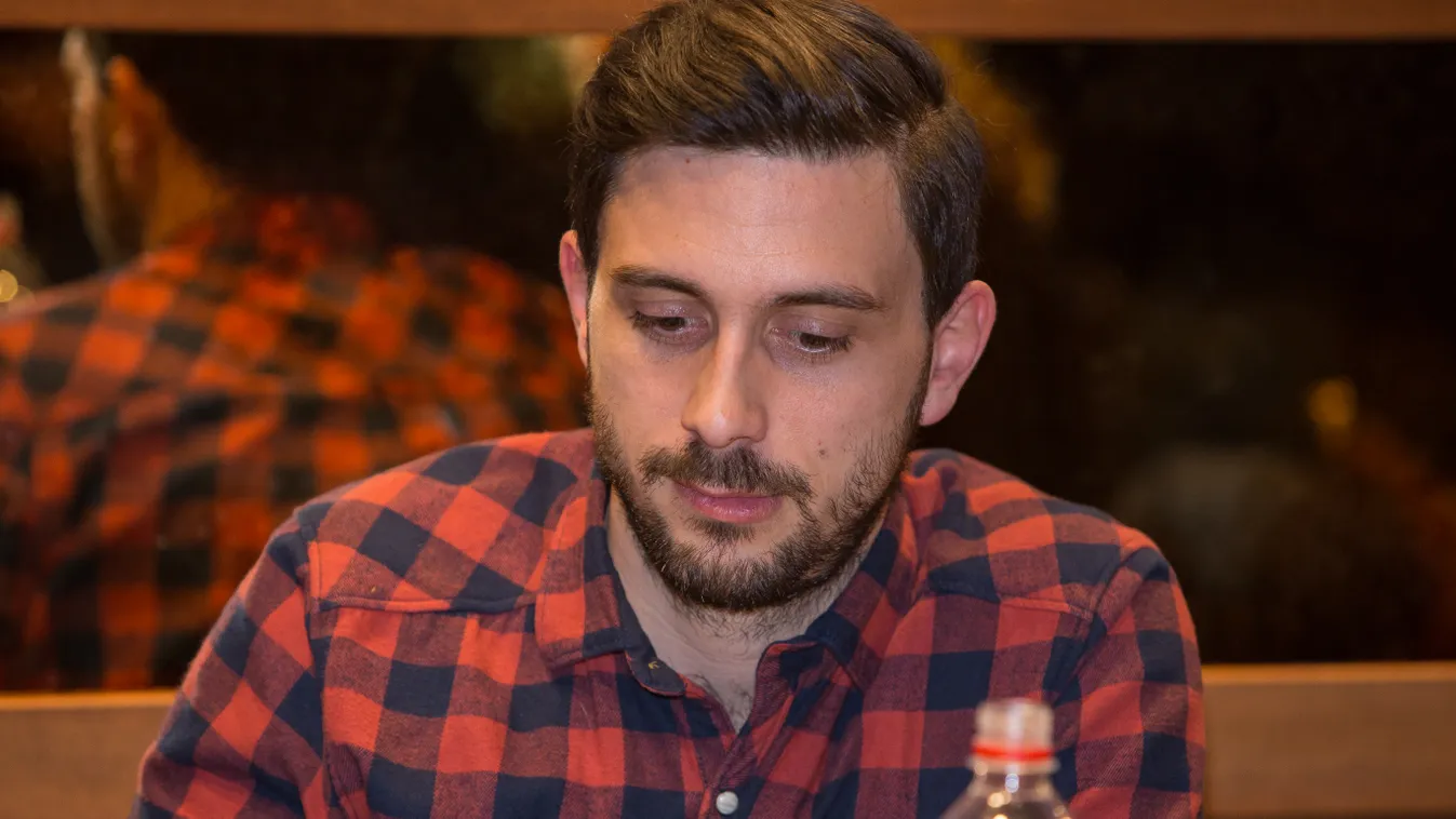 Fizioterapeutához jár fájdalmai miatt a Mintaapák főszereplője