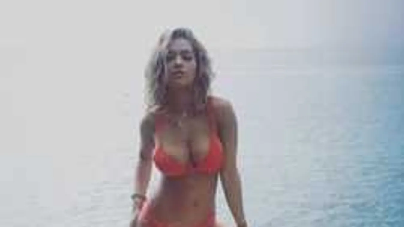 Szexi bikinikben parádézik a magyarokat cserben hagyó énekesnő