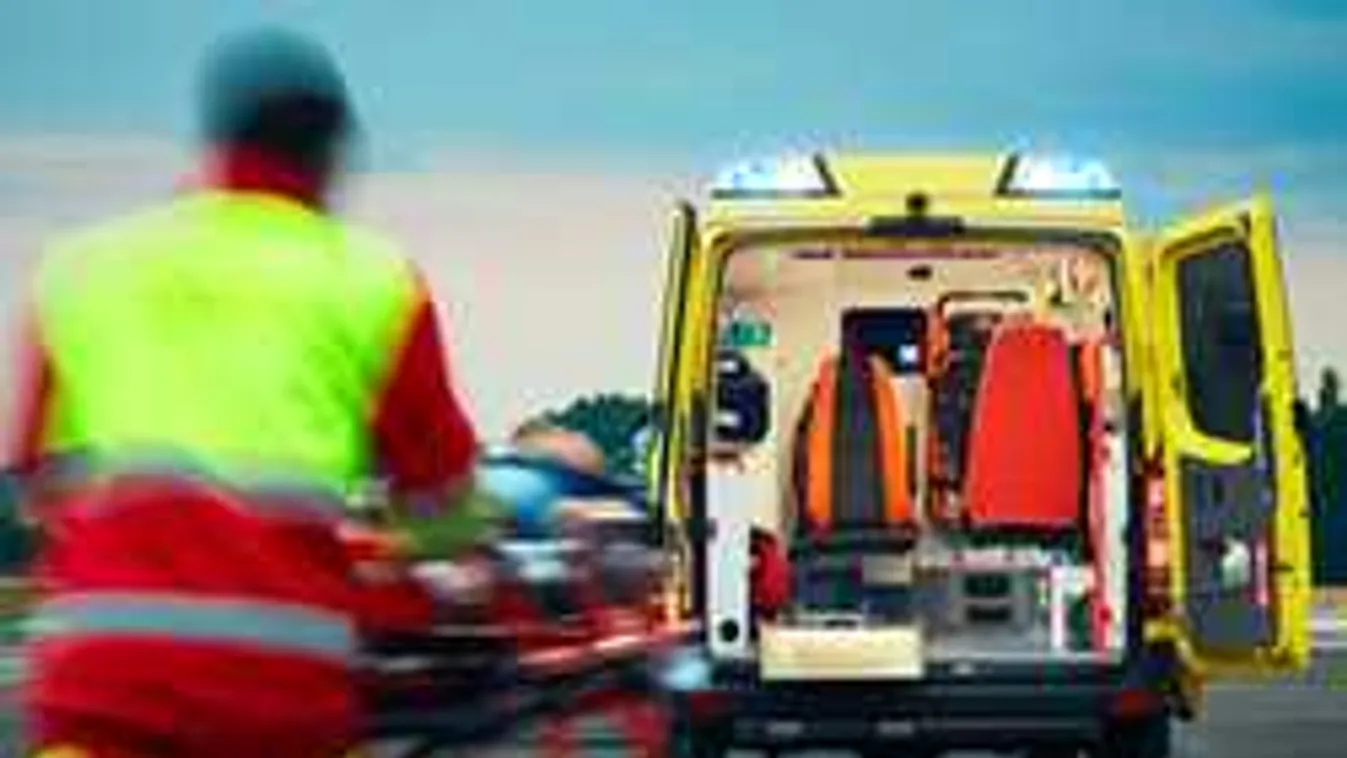 Sérült kisbabát mentettek a busszal ütköző autóból