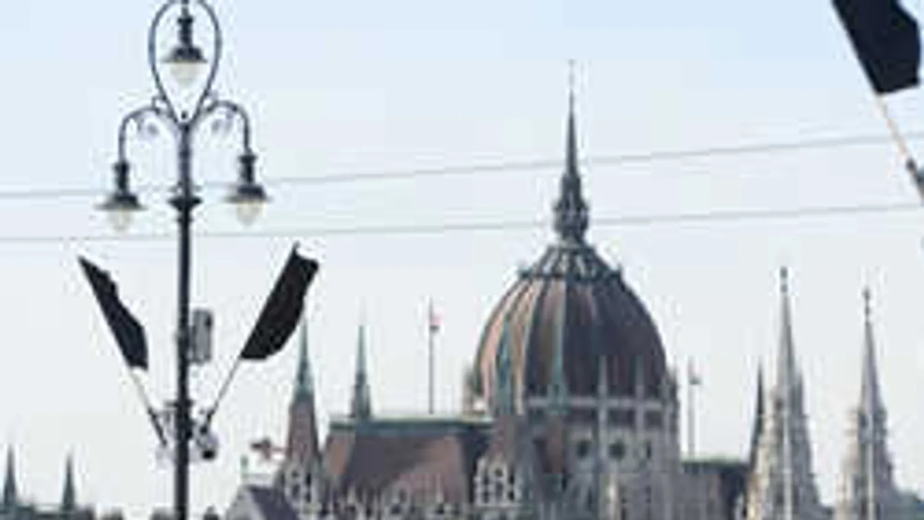 Dunai tragédia: Fekete zászlókat lenget a szél a Margit hídon