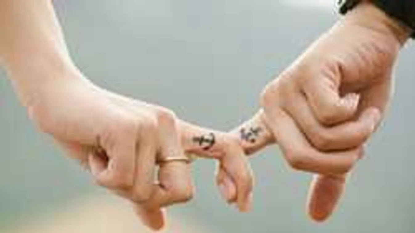 Egymás kezét fogva haltak meg a megkínzott szerelmesek