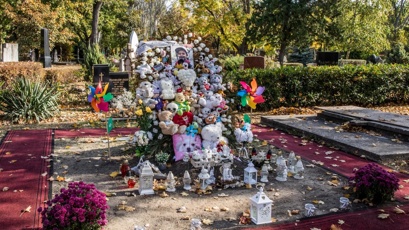Többtucatnyi játék borítja L.L. Junior kisfiának sírját