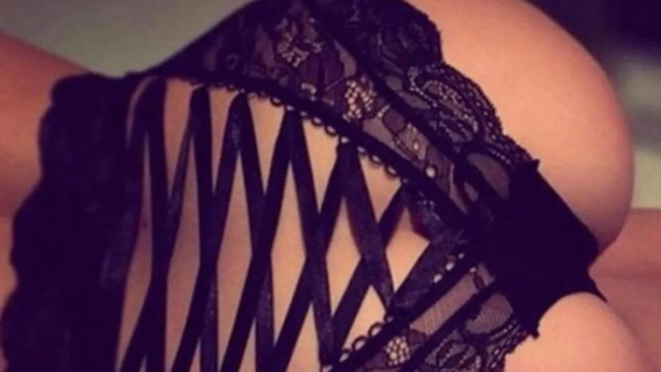 Zongorázás közben villantott tangát a szőke csaj