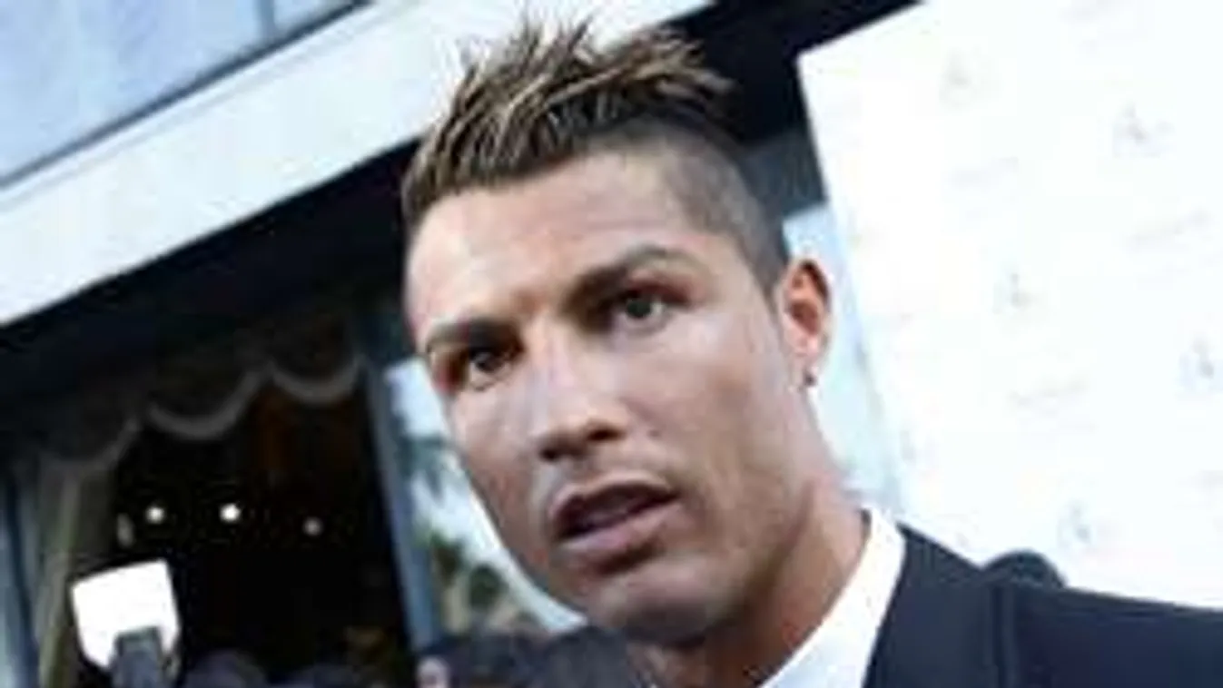 C. Ronaldo nagykanállal fogyasztja a modelleket - Fotók