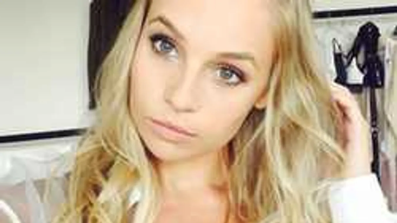 Minden szem rászegeződött, Iszak Eszti oldalcicit villantott