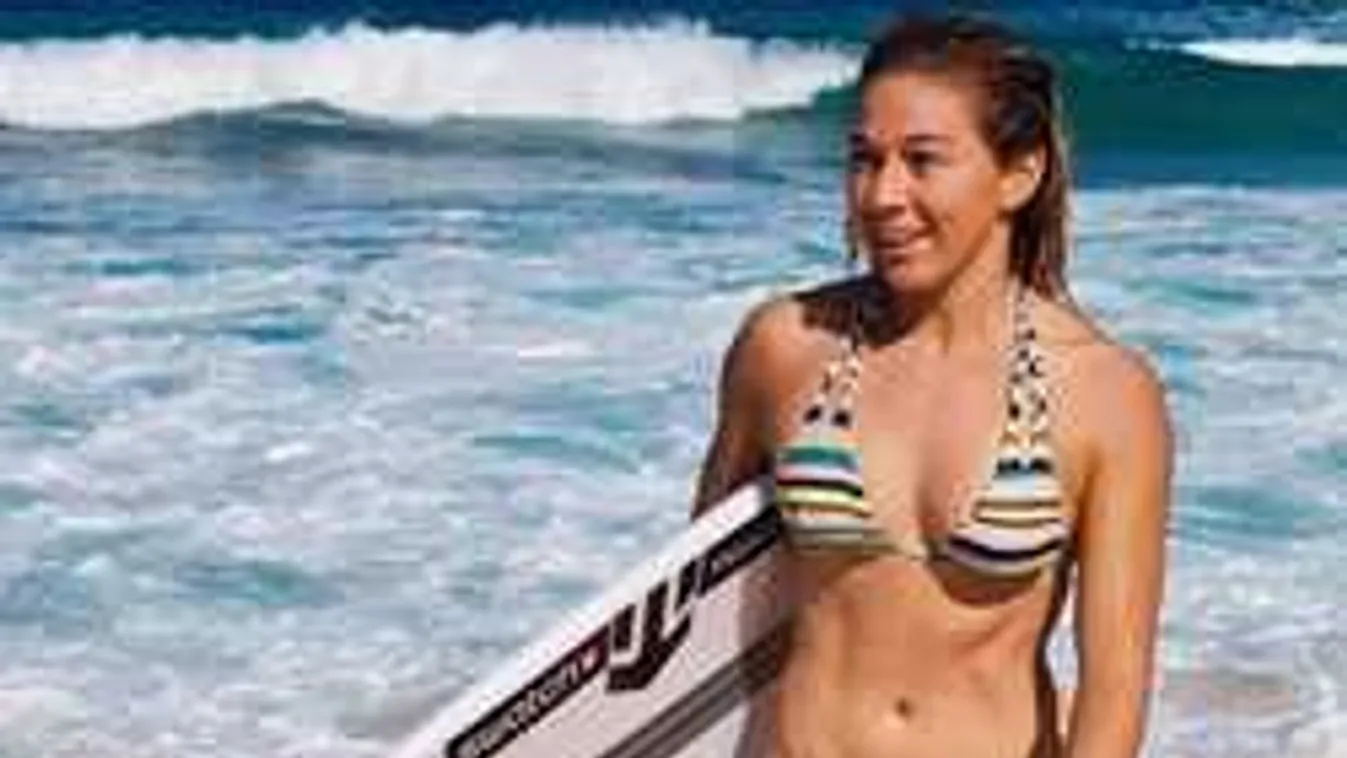 Meglepő dolgot tett a testével a pucérkodó szörfös bombázó