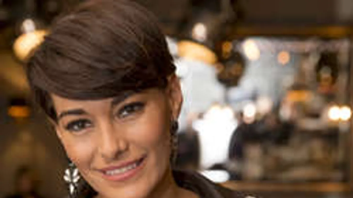 Korival lazít a bejgli után a magyar szépség