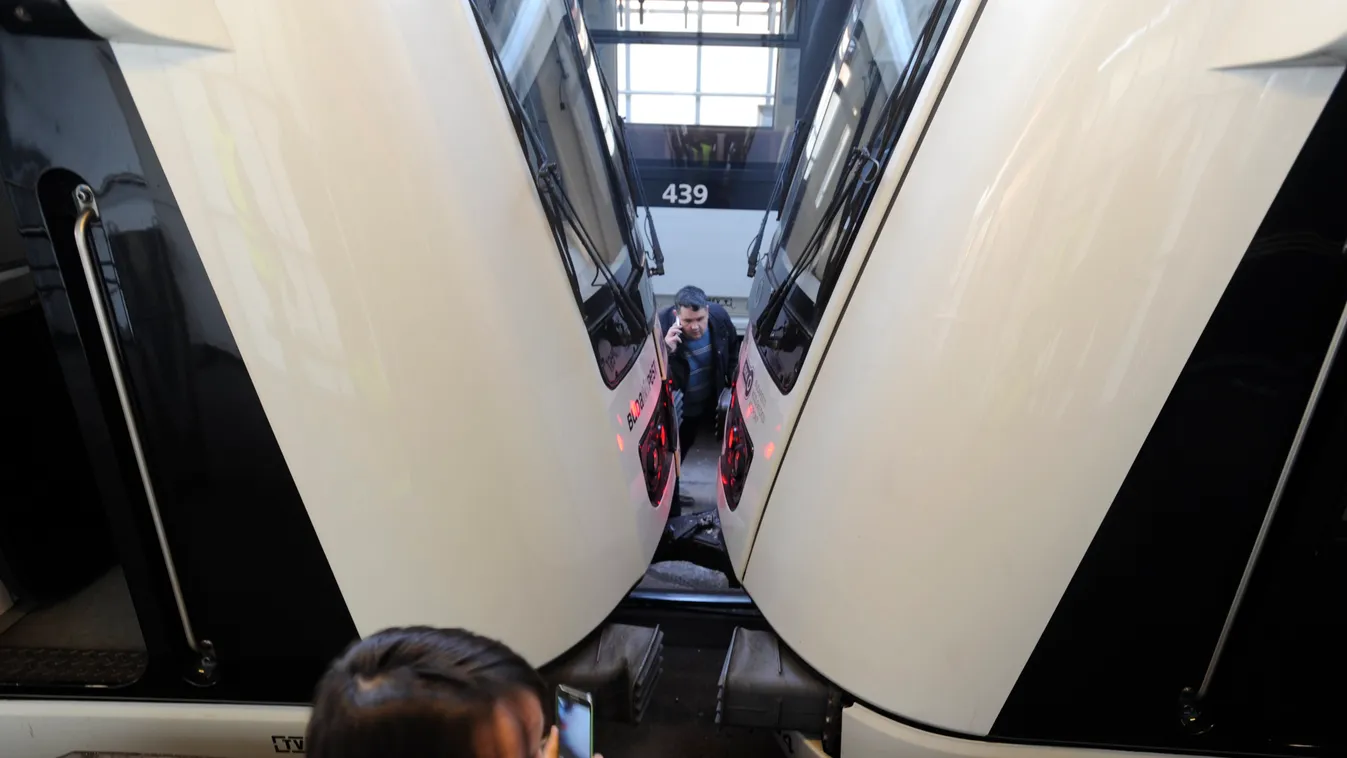 Most érkezett: két metrószerelvény ütközött