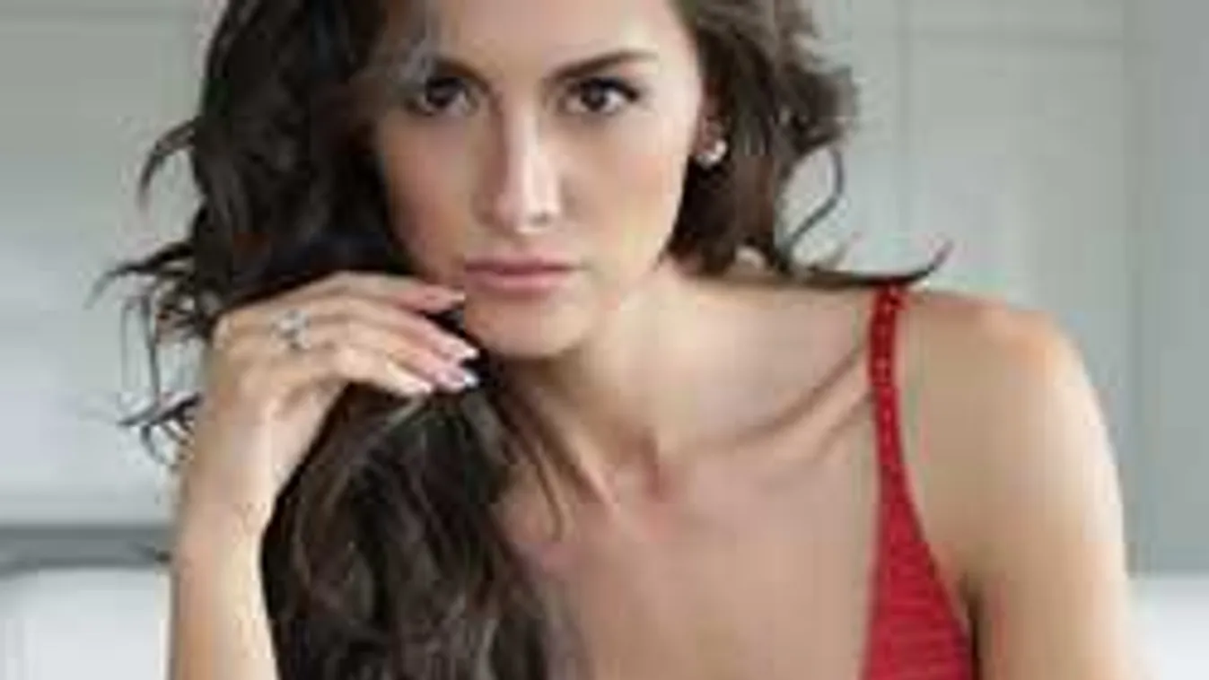 Durván korhatáros fotó került elő a magyar sztár feleségéről