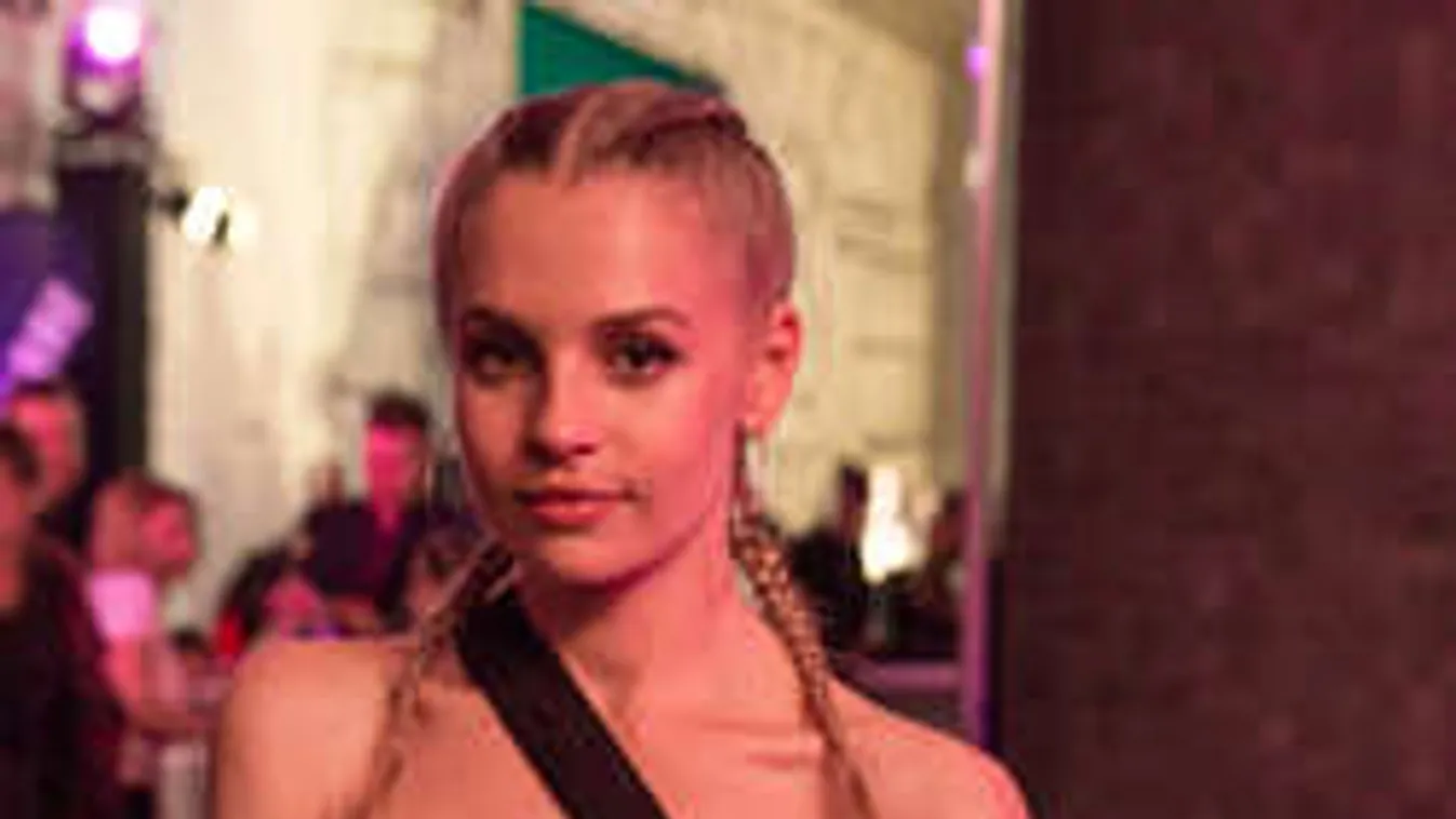 Izgató látványt nyújt Iszak Eszter észveszejtő dekoltázsa