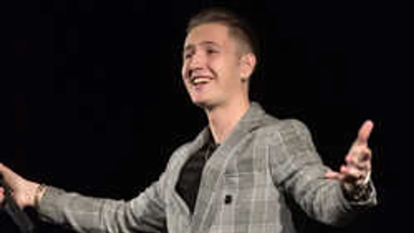 Hatalmas örömhírt jelentett be a magyar énekes, jöhet a baba