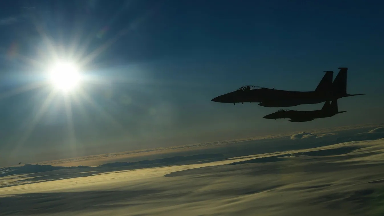 Borzalom! Rögzítette a kamera, ahogy a tengerbe zuhant egy repülőgép