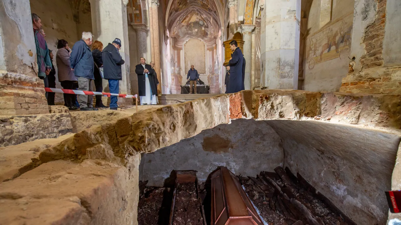 Papok, nők és egy gyerek holttestére bukkantak Türjén