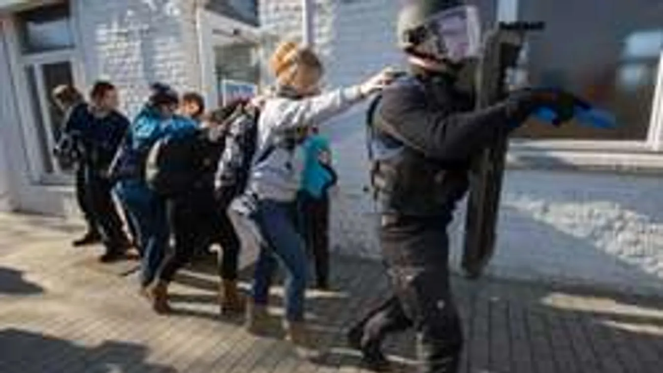 Vaktában lövöldöző autós tömeggyilkost üldöz a rendőrség