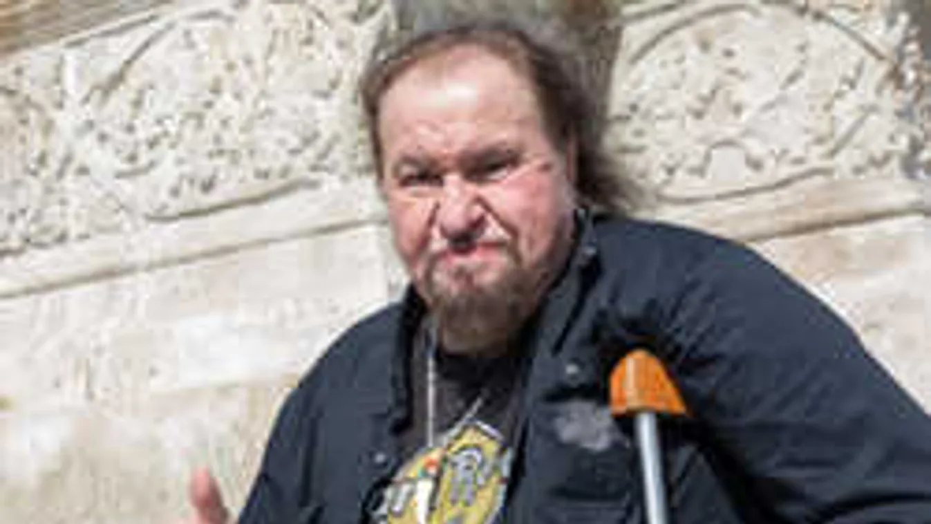 Ilyen körülmények között él a sikeres magyar énekes: Nem kell a luxus!