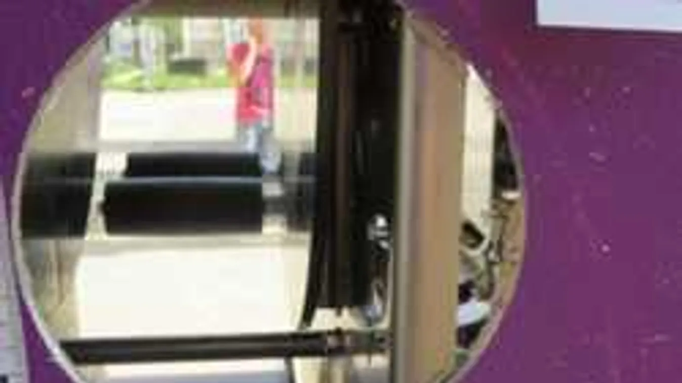 Hatalmas fogás Budapesten: bérlethamisító bandát buktattak le