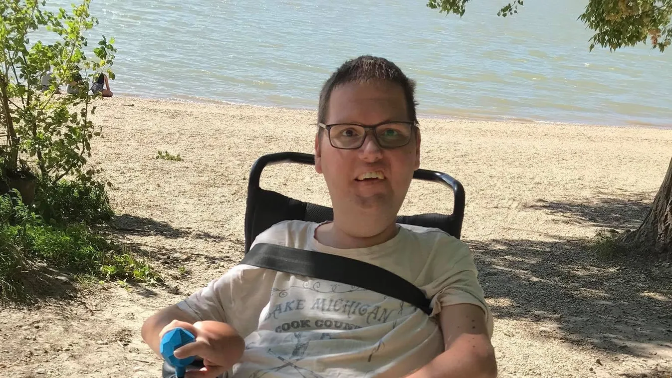 Elhagyta a szerelme: Az utcára kerülés veszélye fenyegeti az SMA-s Gergőt