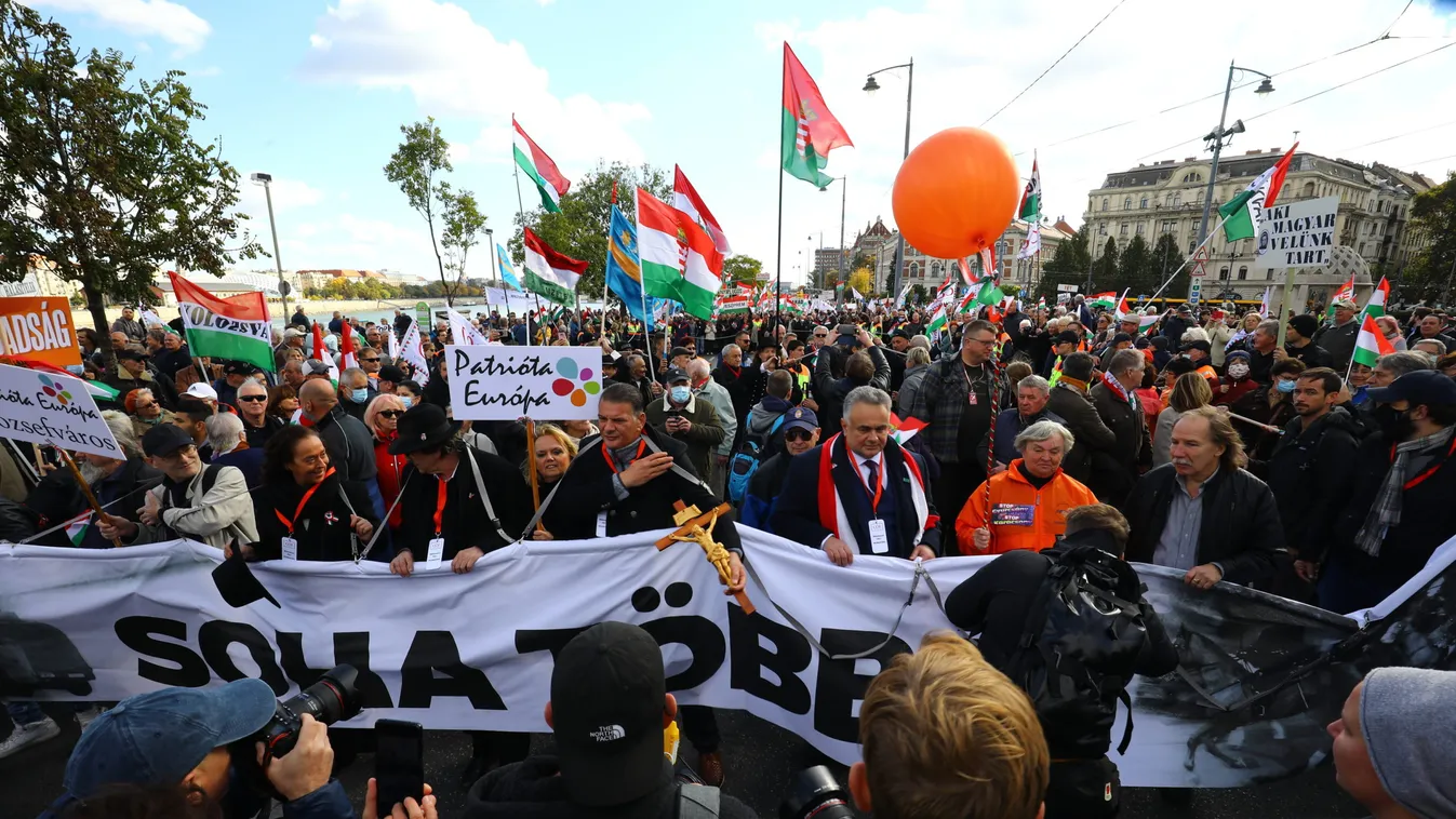 Már a Szabadság híd közepéig ér a tömeg: olaszok és lengyelek is vonulnak – videó, fotók