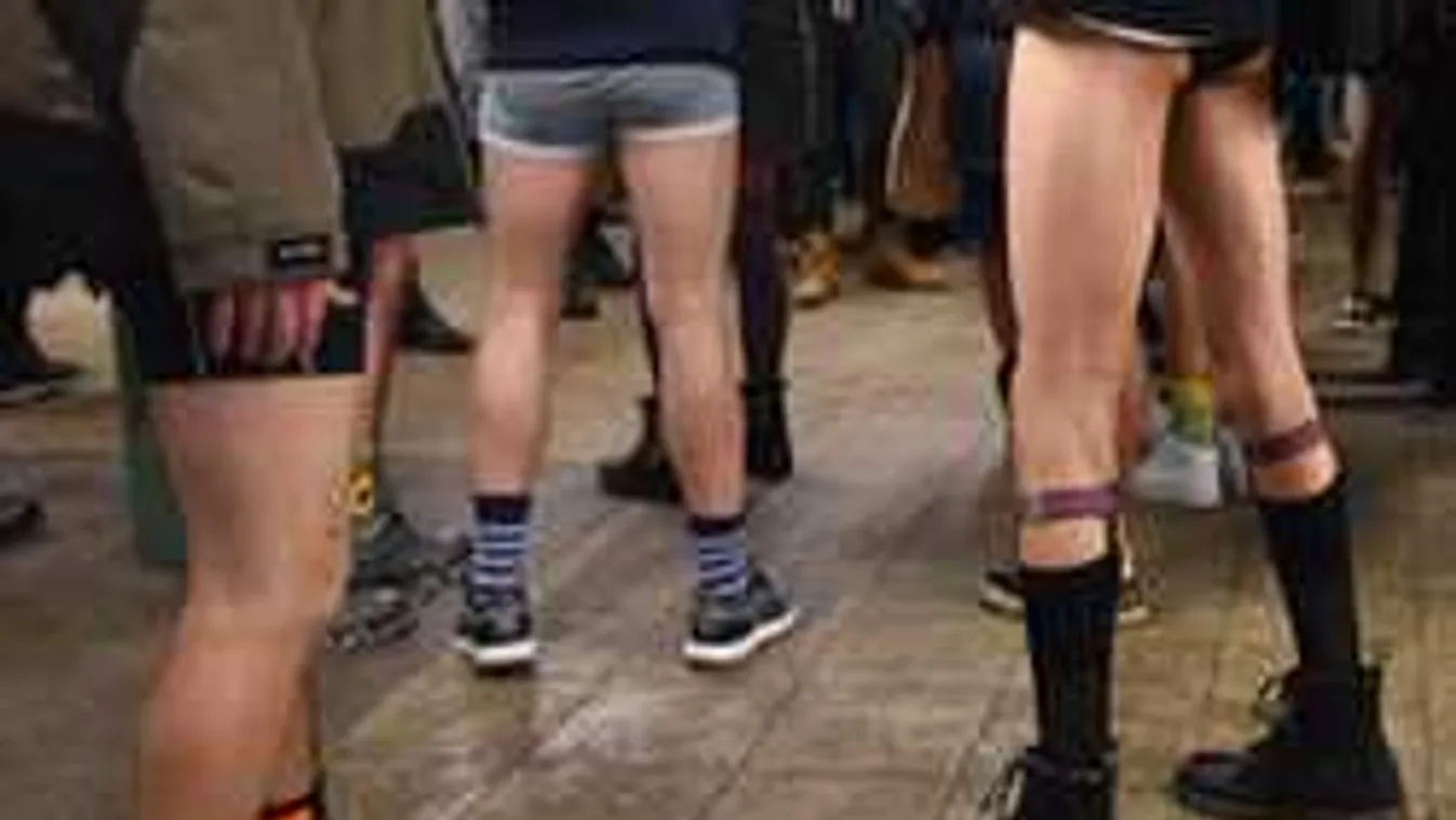 Félpucér emberek jelentek meg a metrómegállókban