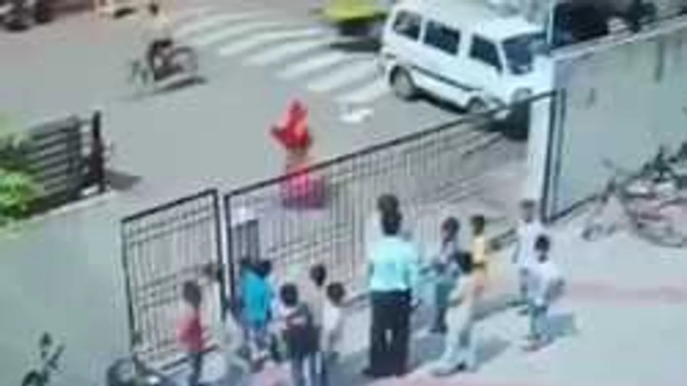 Súlyos baleset érte az udvaron játszó iskolás gyerekeket! - videó