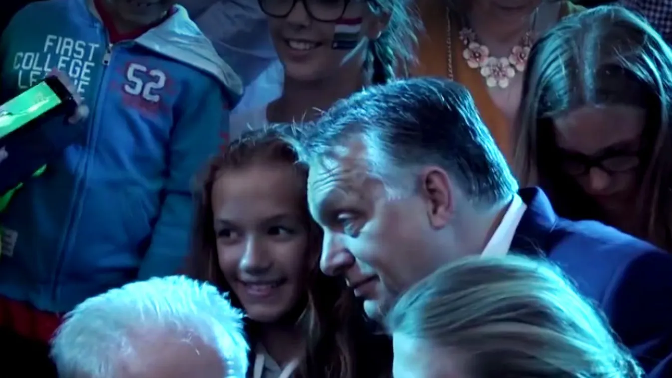 258 szelfi készült Orbánnal 44 másodperc alatt