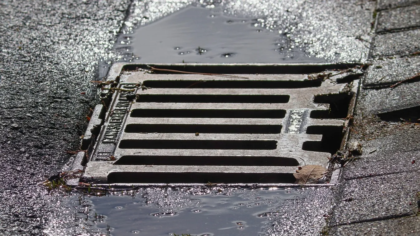 Összekötött lábakkal húztak ki egy meztelen nőt a csatornából