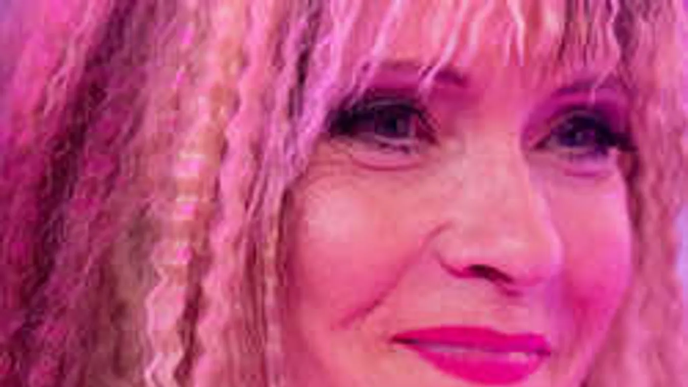 Képtelen feldolgozni múltját: Szakemberhez fordult a magyar énekesnő