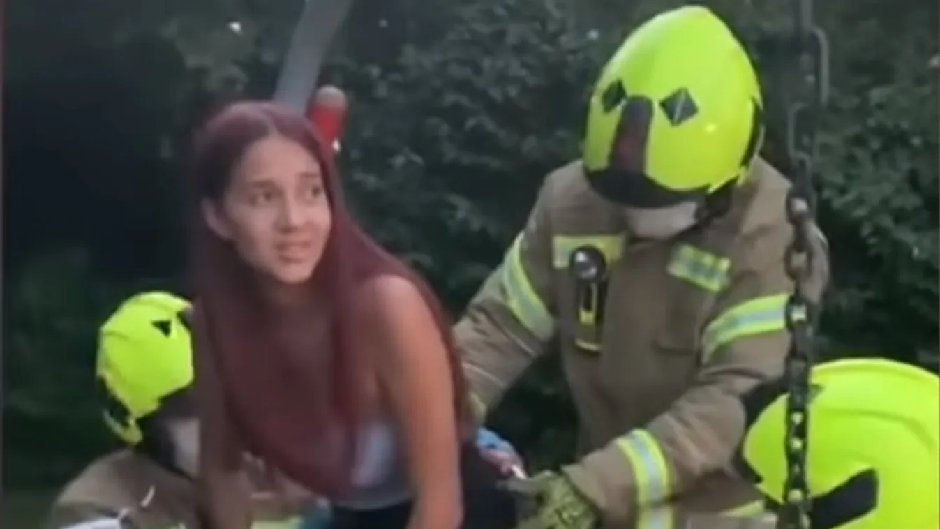 Babahintából vágták ki a tűzoltók a beszorult tinédzsert – videó