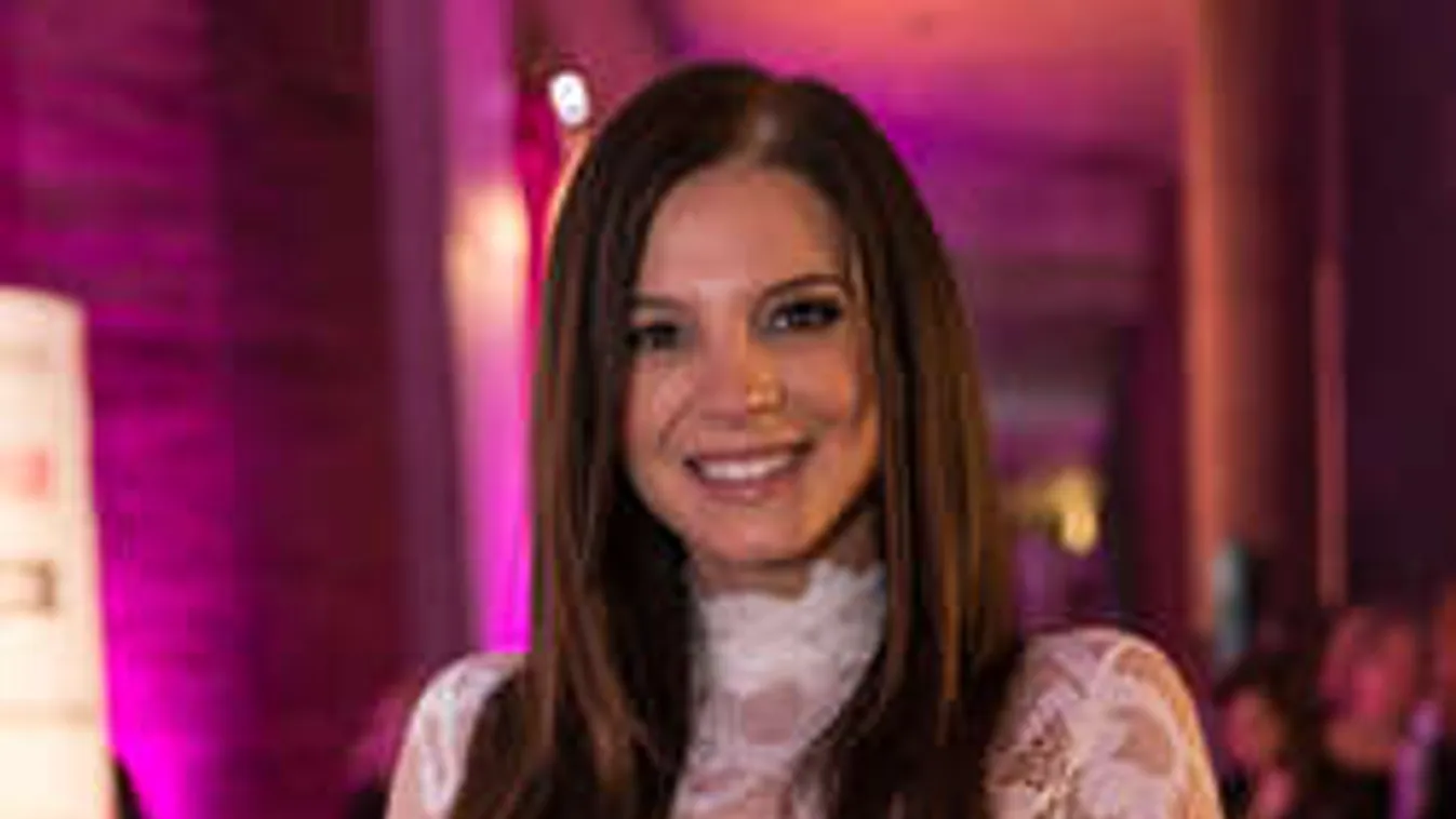 A fűben fekve mutatta meg hatalmas melleit Sarka Kata