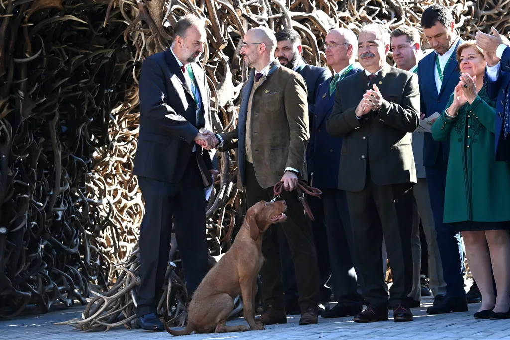 Habsburg-Lotharingia Károly fõherceg, a világkiállítás fõvédnöke (b) és Kovács Zoltán, a vadászati világkiállítás megvalósításáért felelõs kormánybiztos (b2) kezet fog az "Egy a Természettel Vadászati és Természeti Világkiállítás megnyitóján a Hungexpo Budapest Kongresszusi és Kiállítási Központban 2021. szeptember 25-én. Mellettük George Aman, a Nemzetközi Vadászati és Vadvédelmi Tanács elnöke (b4) és Nagy István agrárminiszter (b5). MTI/Illyés Tibor