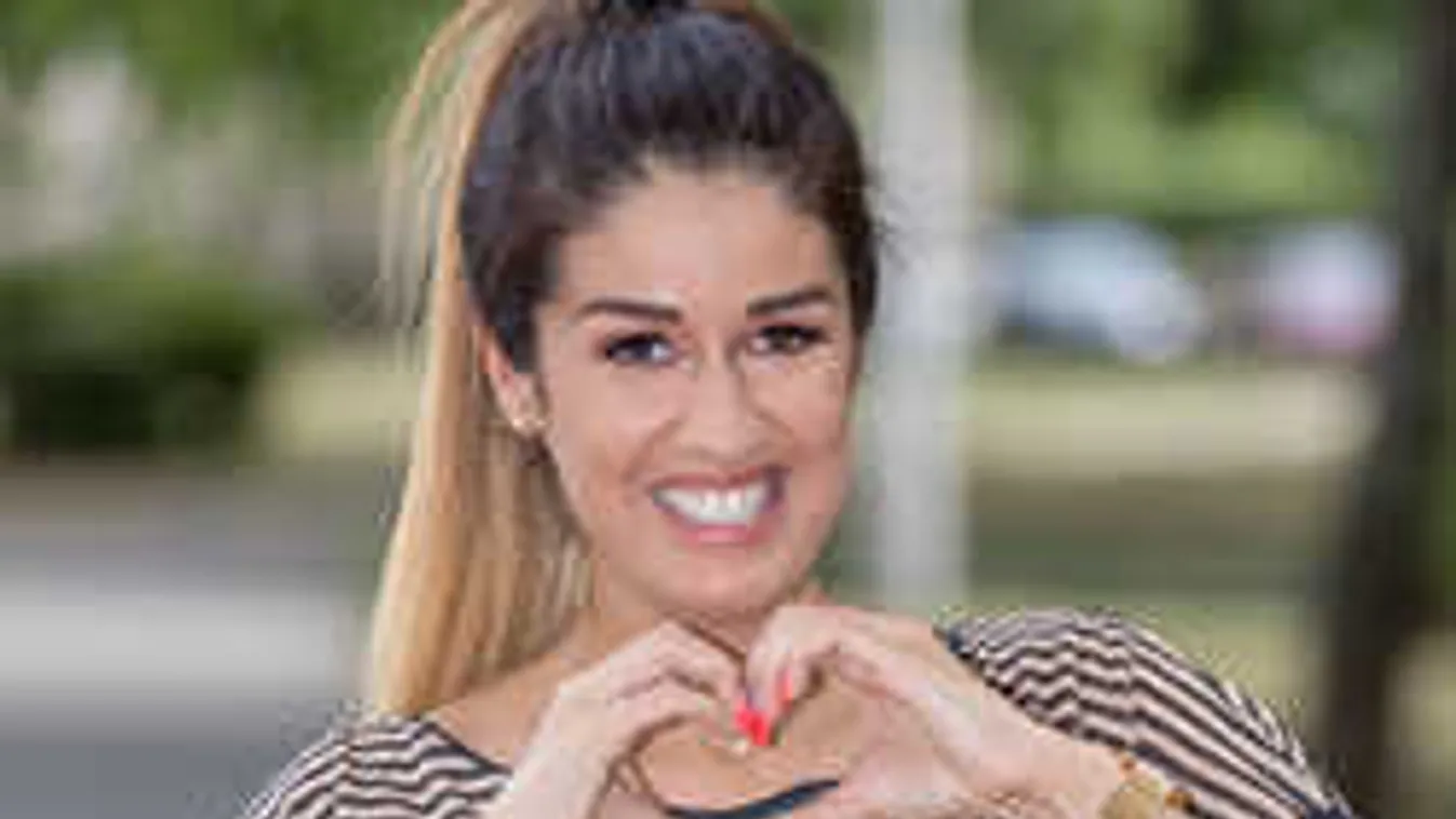 Levetkőzte gátlásait: Imádja a testét a magyar énekesnő